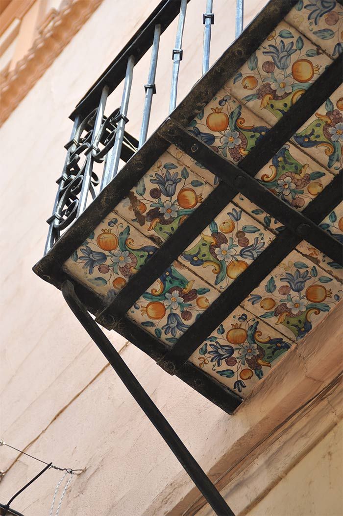 Detalle de balcón histórico con cerámica artesanal, un factor clave en la valoracion vivienda en Comunidad Valenciana