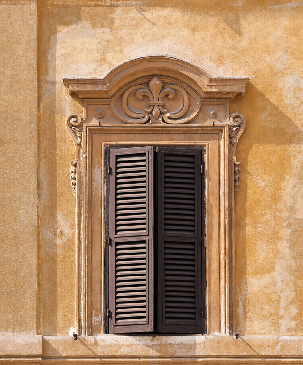 Detalle de ventana clásica con contraventanas de madera en fachada histórica, ideal para propietarios que buscan vender vivienda vpo