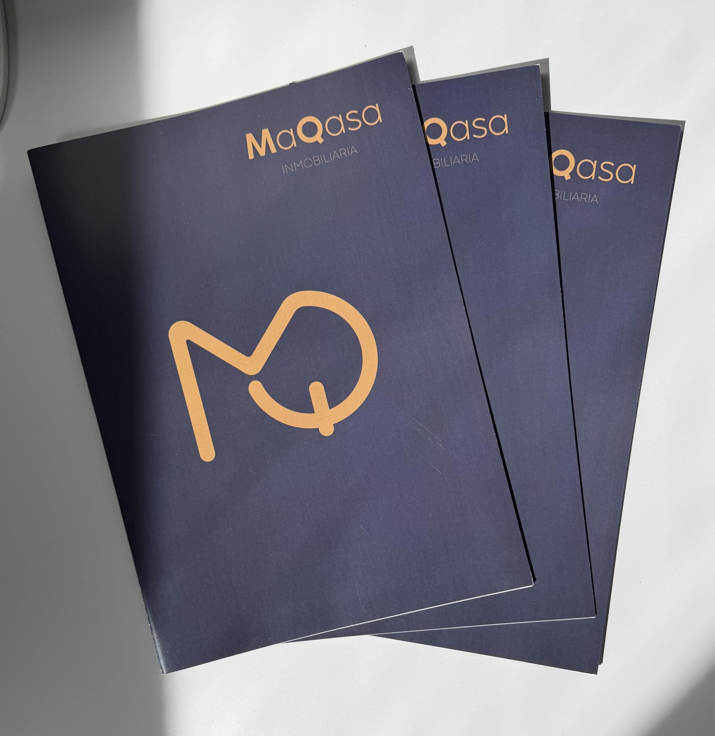 Carpetas corporativas de Maqasa con el plan para vender local comercial